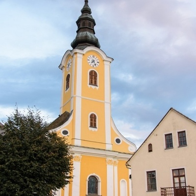 Veduto Ponikve kroji baročna cerkev sv. Martina.