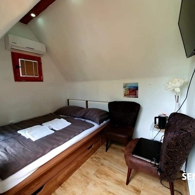 The mobile homes are well insulated and equipped with air conditioning.