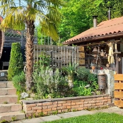 The apartment is located in a small cottage, and the sauna is creatively set up in a large barrel next to it.