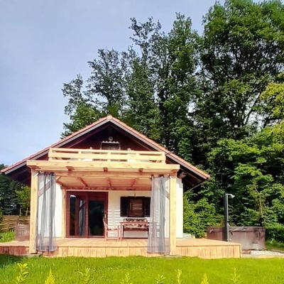 The cottage is located in a peaceful countryside setting.