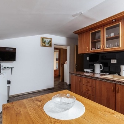 The fully equipped kitchen includes a TV.