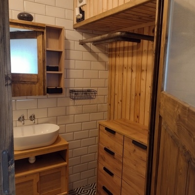 Modernly equipped bathroom.
