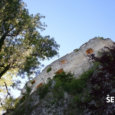Od nekdanjega mogočnega gradu so ostale ruševine.