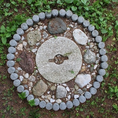Šamanski krog medicine je narejen iz izbranih kamnov, ki nas povežejo z zemeljsko, nebesno in kozmično energijo.