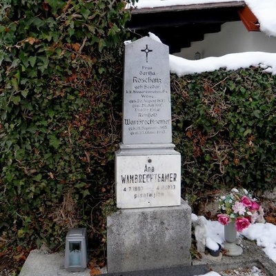 Ana Wambrechtsamer je pokopana na pokopališču na Planini.