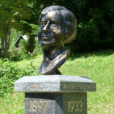 V grajskem parku stoji doprsni kip na Planini rojene pisateljice Ane Wambrechtsamer.