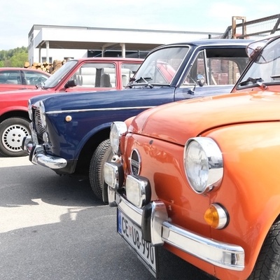 Na praznični 27. april vabljeni na tradicionalno razstavo starodobnih avtomobilov in motorjev v Šentjurju.