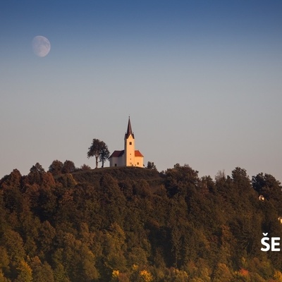 Sveti Križ že od daleč prepoznamo po cerkvi in kapelicah križevega pota.