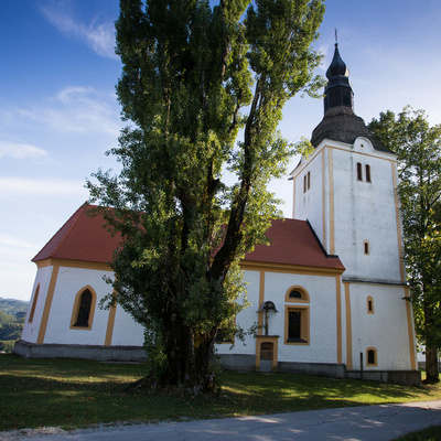 Tradicionalno martinovanje poteka ob cerkvi sv. Helene v vasi Javorje pri Gorici pri Slivnici.