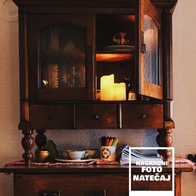 Božičkova pisarna v Šentjurju ima predale polne sladkarij za otroke.