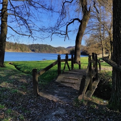 Slivniško jezero je idealno za sprehod ob obali, ribolov ali razvajanje v kavarni Ramna Slivniško jezero.