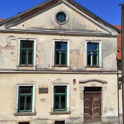 Josip Ipavec se je rodil v Gustavovi hiši, ki stoji nasproti muzeja Ipavčeva hiša.