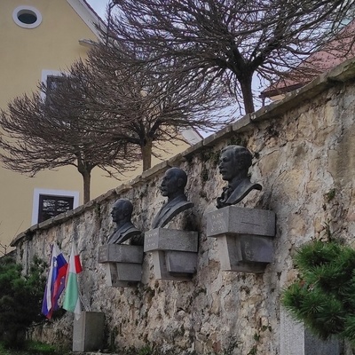 Doprsni kipi skladateljev Ipavcev so delo akademskega kiparja Lojzeta Dolinarja.