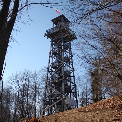 Stolp ljubezni na Žusmu na dveh razglednih ploščadih ponuja izjemen razgled.