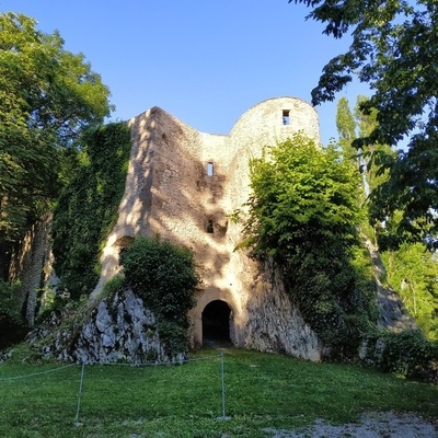Na nekdanjo slavo srednjeveškega gradu Planina spominja mogočno zidovje.