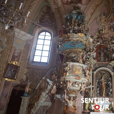 Mersijeva prižnica, bogato okrašena z okrasjem in kipi, je delo izjemne kiparske družine Mersi iz Rogatca.