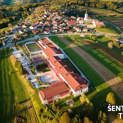 Če Ponikvo obiščemo z avtomobilom je najboljše, da parkiramo pri Osnovni šoli Blaža Kocena Ponikva.