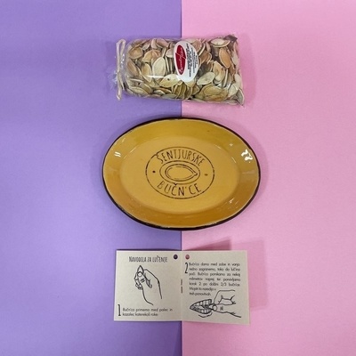 Šentjurske bučn'ce so izvirno in slastno darilo - ročno narejen lončen krožnik, slana bučna semena in ilustrirana navodila za uspešno luščenje.