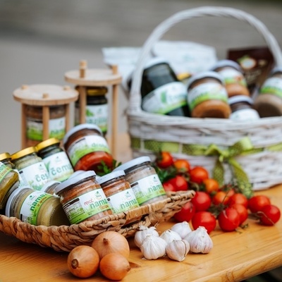 Izdelki Vege&Dobro so narejeni na Ostrožnem, nekaj iz lastnih surovin, iz drugih ekoloških kmetij v Sloveniji in tudi iz ekoloških surovin iz Avstrije, Nemčije in Italije.