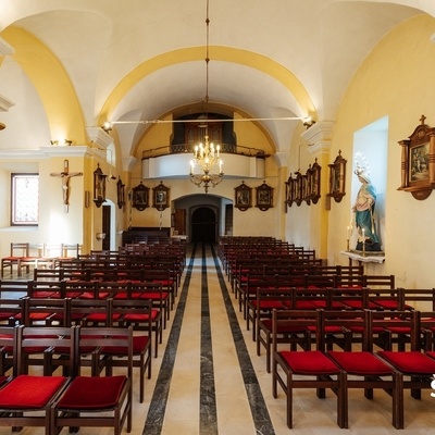 Antično ploščo so na začetku 20. stoletja našli v tlaku cerkve.