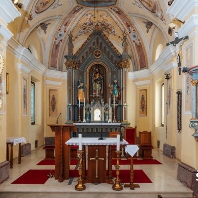 Glavni oltar je posvečen sv. Ahaciju, ki je bil popularen svetnik v času nastanka cerkve.