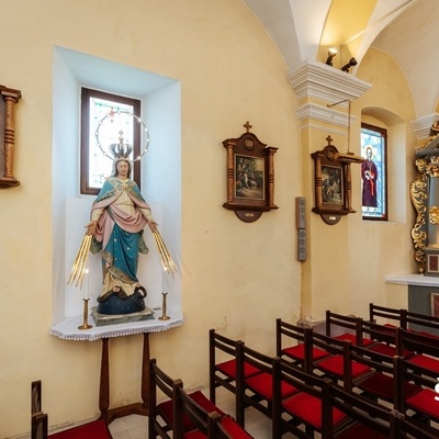 Kip Marije Brezmadežne je prvotno stal na velikem oltarju župnijske cerkve sv. Jurija v Šentjurju.