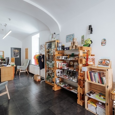 TIC Šentjur ima bogato ponudbo gradiv skladateljev Ipavcev in spominkov.