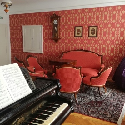 V Muzeju Ipavčeva hiša lahko podoživimo razkošno salonsko življenje 19. stoletja.