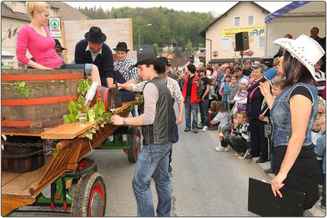 Utrinek z Jurjeve povorke konjskih vpreg in konjenikov