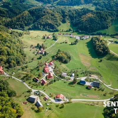 The trail leads us through Žusem and its surroundings.