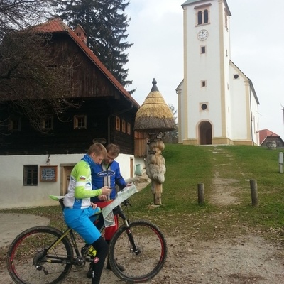 Vzpon na hrib Sveta Uršula nad Dramljami je kratek a zahteven.