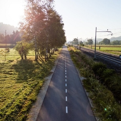 Kolesarska povezava nas del poti vodi ob železnici, del ob cesti, večino časa pa ob strugi reke Voglajna.