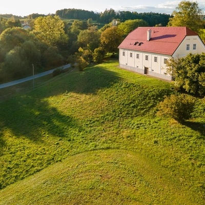 Rojstna hiša Antona Martina Slomška v Unišah vabi z razstavo o življenju in delu tega velikega Slovenca.