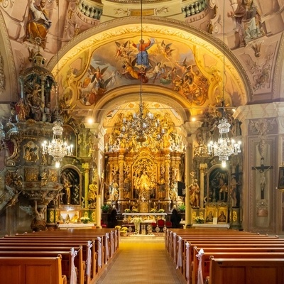 Impresivna notranjost baročne cerkve sv. Martina na Ponikvi.