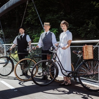 Otvoritveno kolesarjenje jeseni 2024 je potekalo v družbi fotografa Josipa Pelikana, svetovne popotnice Alme Karlin in skladatelja in zdravnika Gustava Ipavca.
