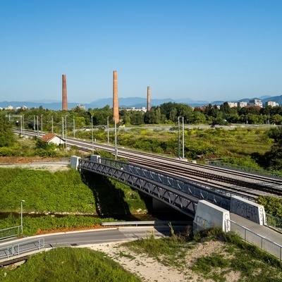 V Celju se zapeljemo čez reko Hudinjo, ki se nekaj metrov nižje izliva v reko Voglajno.