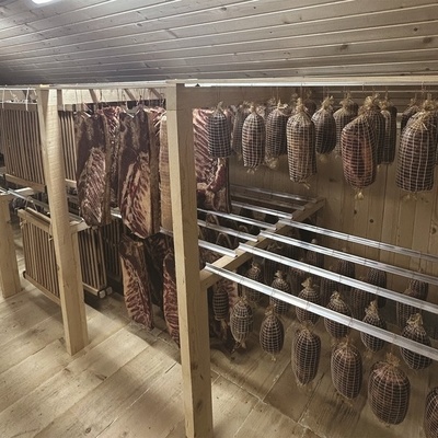 V sodobno urejenih prostorih kmetije Gorišek ima pomembno vlogo tradicija, kar se odraža v okusih izdelkov.