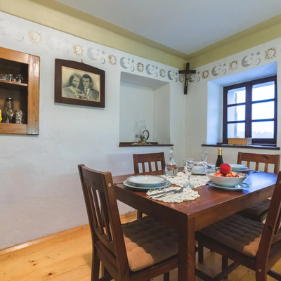 Kuhinja z jedilnico je urejena v 150 let starem delu objekta.