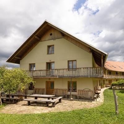 Posestvo Natura Planinca leži v naselju Planinca na severnem pobočju hriba Kalobje.