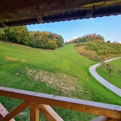 Pogled s terase na čarobno pokrajino.