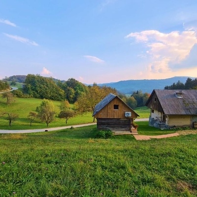 Apartma Spider (Pajek) je v obnovljenem gospodarskem posloplju na manjši Kozjanski domačiji.