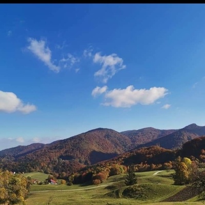 Prapretno leži v bližini mogočnega hribovja Bohor, ki je prepredeno s pohodniškimi in gorsko kolesarskimi potmi.