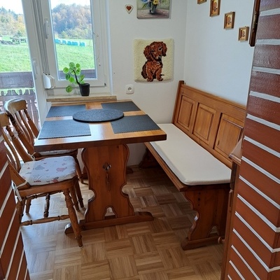 Kuhinja ima večji jedilni kot.