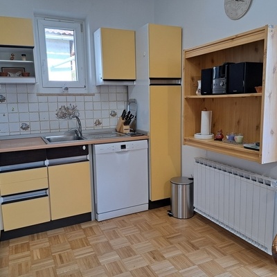 Kuhinja je polno opremljena.
