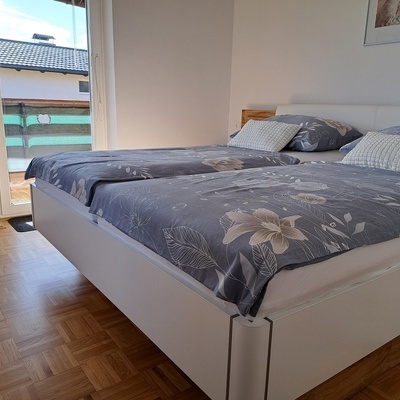 Spalnica z veliko postejo.