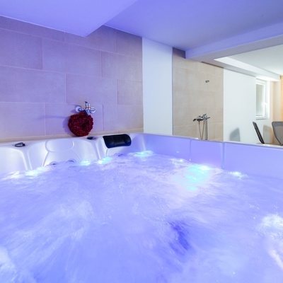 Sprosti in uživaj v jacuzziju.