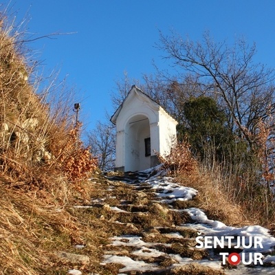Iz Planine vodi pot mimo kapelic križevega pota.