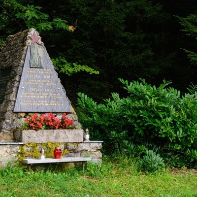 Na večji jasi pod planinskim domom stoji spomenik padlim partizanom.