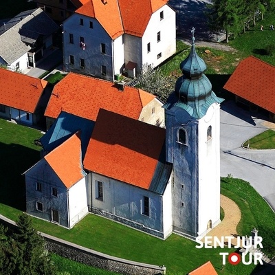 V romarski cerkvi Marijinega imena na Kalobju so bile brane prve šmarnice na Slovenskem.