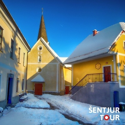 Središče vasi Slivnica pri Celju sestavljajo cerkev, župnišče in nekdanja mežnarija, danes čebelarski dom.